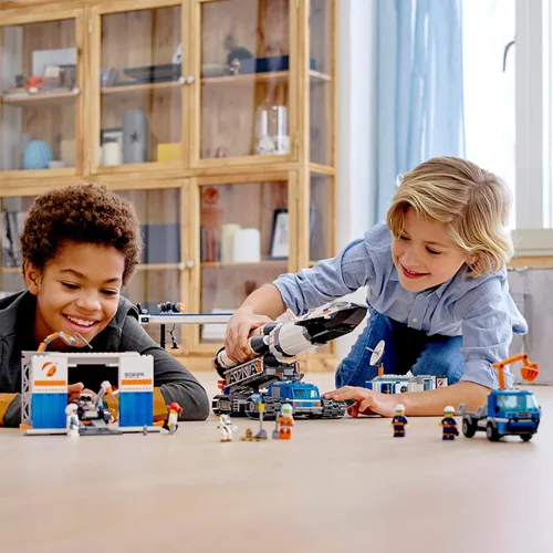 Vista 3 de LEGO City Ensamblaje y transporte del cohete 60229, kit de construcción (1055 piezas)