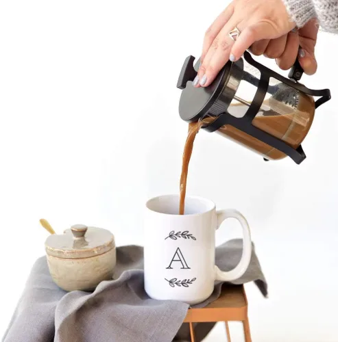 Vista 3 de The Cotton & Canvas Co. Manhattan Wreath - Taza de café personalizada con monograma inicial con letra A, taza de café de cerámica de porcelana. Para