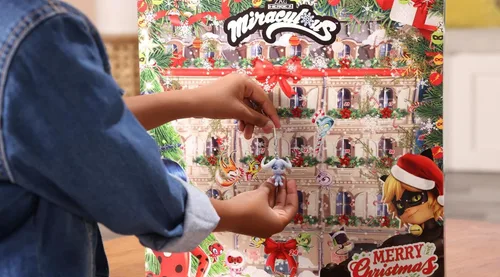 Vista 4 de Miraculous Calendario de Adviento Kwami de Ladybug – 24 días de Kwamis en miniatura y dijes de temporada – Calendario de cuenta regresiva de Navidad