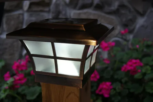Vista 2 de Classy Caps SL079C Prestige - Tapa solar para poste, cobre, LED de alto rendimiento, se adapta a postes de 3.5 x 3.5 y 4 x 4, cobre galvanizado