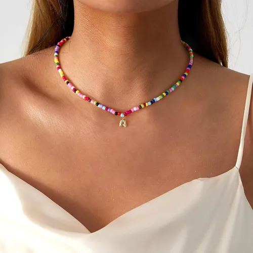 Vista 2 de M MOOHAM Collares con iniciales de cuentas coloridas para niñas, mujeres y niños, lindo collar de letras bohemias con cuentas delicadas, joyería