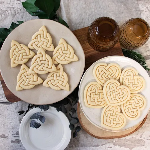 Vista 3 de Juego de 2 cortadores de galletas Celtic Triquetra (Diseños: Celtic Heart y Triquetra), 2 piezas - Bakerlogy