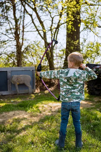 Vista 11 de Bear Archery Spark - Juego de arco juvenil, recomendado para edades de 5 a 10 años, ambidiestro, incluye 2 flechas, protector de brazos, carcaj