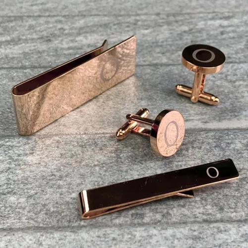 Vista 7 de Gemelos para hombre Letra del alfabeto inicial A-Z Acero pulido en tono oro rosa Clip para dinero, barra de corbata, tachuelas de camisa