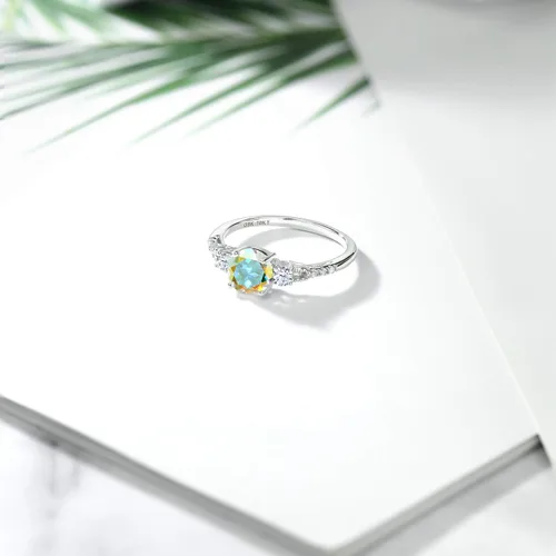 Vista 4 de Gem Stone King Anillo de compromiso de oro blanco de 10 quilates con topacio místico azul simulado de zafiro y diamante de 3 piedras para mujer