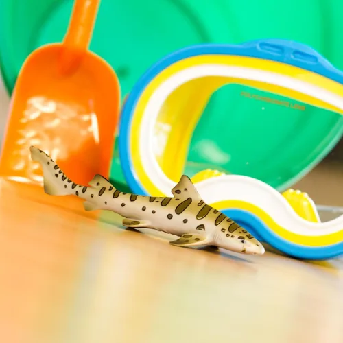 Vista 6 de Safari Ltd. Figura de tiburón leopardo – Figura detallada de plástico de 5.5 pulgadas – Divertido juguete educativo para niños, niñas y niños a