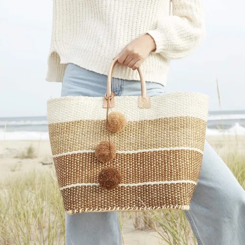 Vista 2 de Mar Y Sol Samana Ombre - Bolsa de playa con pompones y diseño de sisal