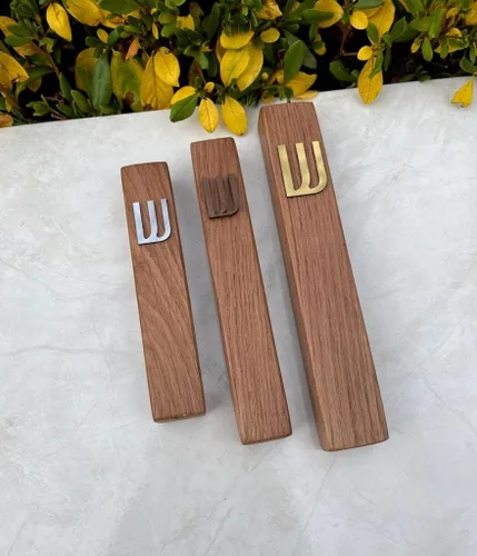 Vista 5 de Funda de madera para mezuzá con pergamino para puerta, diseño moderno/tradicional, fácil de despegar y pegar, funda de mezuzá para el hogar Roble +