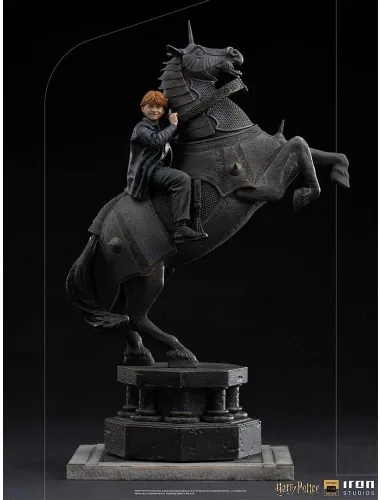 Vista 9 de Iron Studios - Harry Potter - Escala de Arte Deluxe 1/10 - Ron Weasley en la estatua de ajedrez del mago