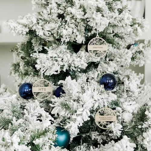 Vista 3 de Weddingstar Adorno personalizable para árbol de Navidad con copo de nieve de madera grabado, apellido