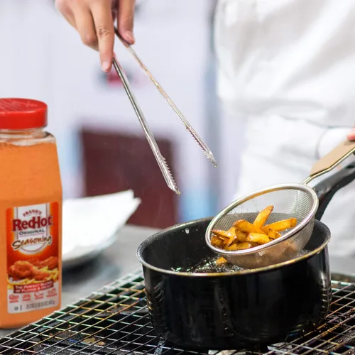 Vista 6 de Frank's RedHot Condimento Original, 21.2 oz - Un Recipiente de 21.2 Onzas de Mezcla de Condimento de Salsa Picante de Ajo Sabroso y Pimienta Cayena