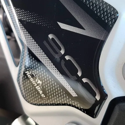 Vista 4 de Resin Bike Adhesivos 3D para motocicleta compatibles con Kawasaki Z900 2021-2024 2021-2024. Par de calcomanías de resina efecto fibra de carbono