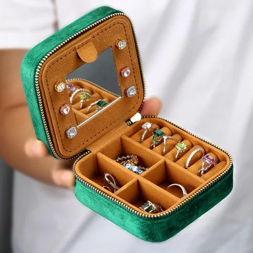 Vista 2 de Parima Joyero de viaje de terciopelo de felpa para mujeres, joyero portátil con inicial, artículos esenciales de viaje para mujeres, regalos