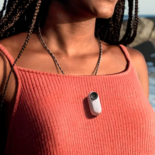 Vista 6 de Insta360 GO 3 128GB - Cámara de acción pequeña y ligera, portátil y versátil, POV manos libres, montaje en cualquier lugar, estabilización, cápsula