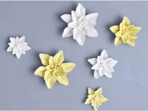 Vista 3 de VOSAREA Escultura artística de lirio de cerámica para colgar en la pared, decoración floral para sala de estar, dormitorio, oficina y jardín