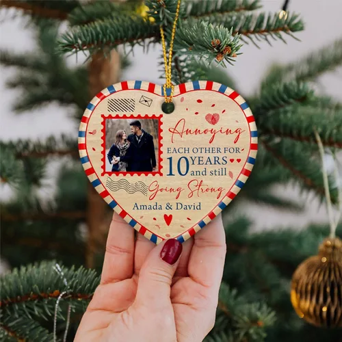 Vista 2 de Adorno de Navidad personalizado con foto de pareja 2025 con cualquier imagen, adorno de Navidad molesto, carga cualquier foto, adorno de cerámica