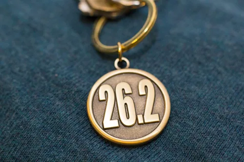Vista 2 de Regalo de corredor de maratón Llavero 26.2 Regalo único para una carrera de maratón Hombres y mujeres aman esta idea para celebrar su primera vez
