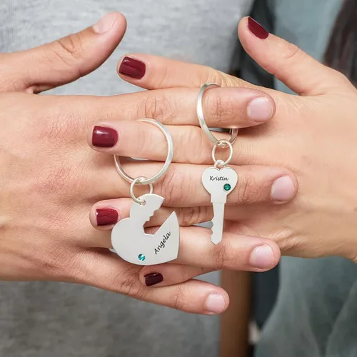 Vista 5 de Llavero personalizado para parejas con nombres, regalos personalizados para parejas para novio y novia, llavero de pareja para él y ella, regalos