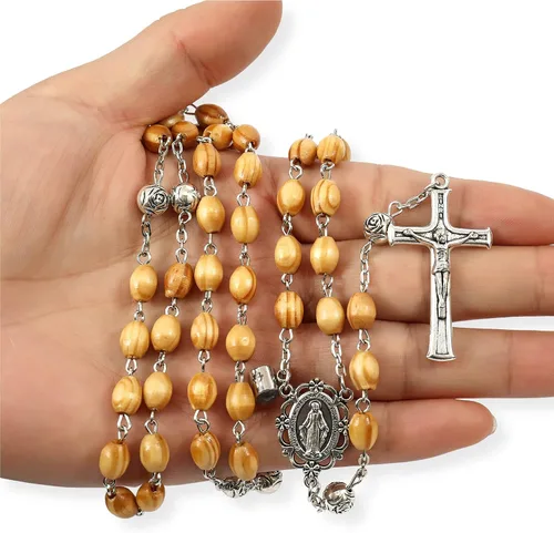 Vista 7 de Nazareth Store Collar de cuentas de rosario de madera de olivo proyectando medalla de oración de nuestro padre con centro de mesa milagroso