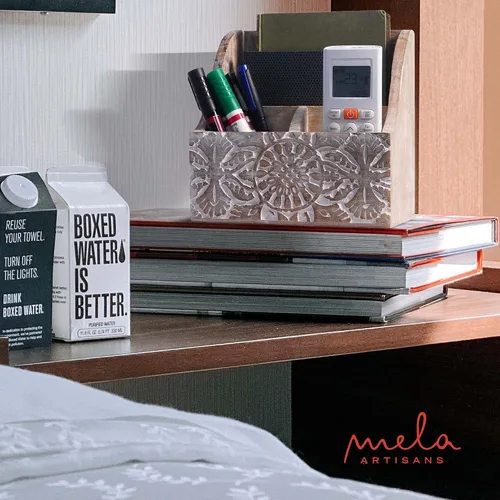 Vista 5 de Mela Artisans Organizador de escritorio de madera blanqueada de 7.2 x 7.3 pulgadas, soporte de correo de madera con almacenamiento de múltiples