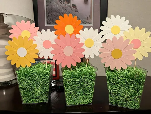 Vista 2 de 12 piezas de centro de mesa con temática de margaritas Groovy Spring Flower Centers para mesa de los años 70, decoración de margaritas de crisantemo