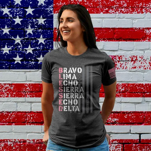 Vista 4 de Hold Fast Blessed Bravo Lima Echo Sierra Delta Flag - Camiseta de algodón gris jaspeado con cuello redondo, talla S