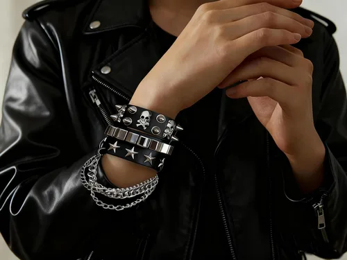 Vista 6 de Juego de 2 pulseras de cadena con tachuelas góticas, punk, calavera, estrella, remache, brazalete de los años 80, Emo Goth Punk Rock, accesorios