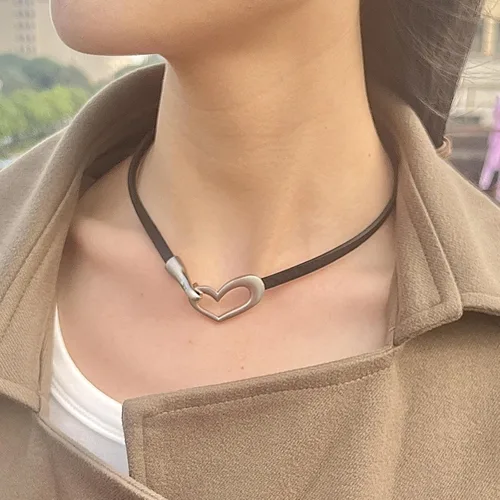 Vista 5 de choice of all Pulseras de cuero para mujer, collar de pulsera de cuero con dije de corazón de moda, collar de cuero para mujer