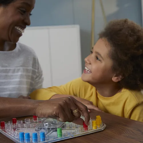 Vista 6 de Hasbro Juego de mesa de problemas de juego para niños de 5 años y más, 2-4 jugadores
