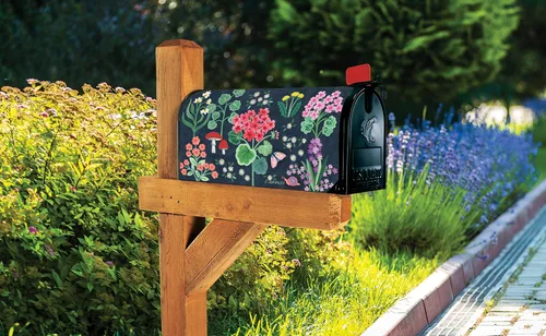 Vista 2 de MailWraps Studio M Geranium Welcome Decorative, la cubierta magnética original para buzón, fabricada en Estados Unidos, durabilidad superior a