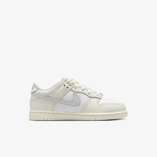 Vista 807 de Nike Kid's Dunk Low Sneaker