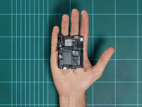 Vista 7 de Arduino UNO R4 WiFi [ABX00087] - Renesas RA4M1 + ESP32-S3, Wi-Fi, Bluetooth, USB-C, CAN, DAC de 12 bits, OP AMP, conector Qwiic, matriz LED de 12 x