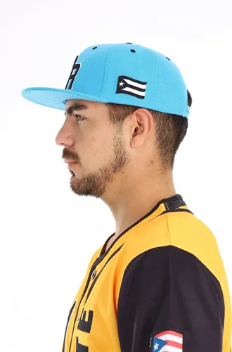 Vista 6 de Gorra Snapback con visera plana bordada en 3D PR con bandera de Puerto Rico