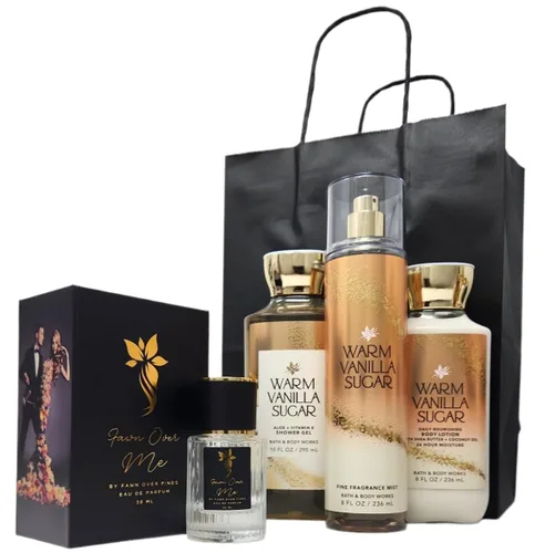 Vista 4 de Set de regalo de cuidado del baño y del cuerpo Trio con perfume Fawn Over Me y bolsa de regalo (Un Trio Fawn Over Me)