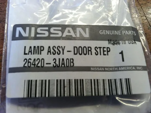 Vista 4 de Piezas originales de Nissan - Ensamblaje de lámpara-paso de puerta (26420-3JA0B)
