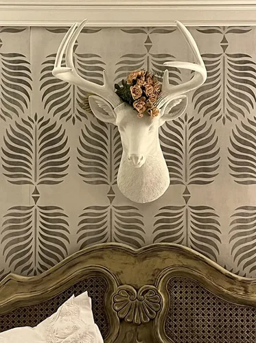 Vista 2 de Cabeza de ciervo, decoración de pared de Wall Charmers. Busto de imitación de taxidermia, metalizado, fabricado en resina, Poliresina, Blanco, L
