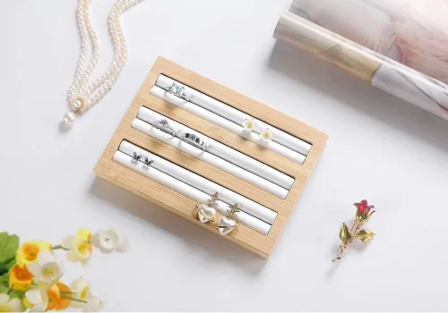 Vista 6 de Soporte de exhibición de anillos de madera de bambú, bandeja organizadora de aretes, regalo ideal para niñas y mujeres, soporte rectangular