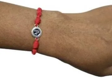 Vista 6 de So Thai - Pulsera hecha a mano con amuleto Namo para protección y buena suerte color rojo M