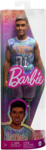 Vista 6 de Barbie Fashionistas Muñeco Ken #212 con pierna protésica usando jersey removible de Los Ángeles, pantalones cortos morados y zapatillas deportivas