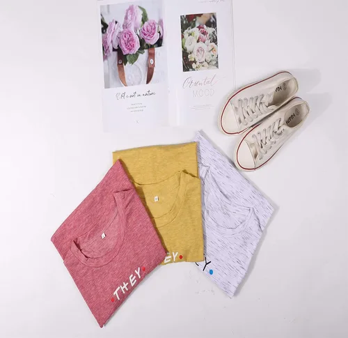 Vista 7 de Camiseta para mujer, diseño con texto en inglés alusivo al programa de TV Friends, leyenda They Don't Know
