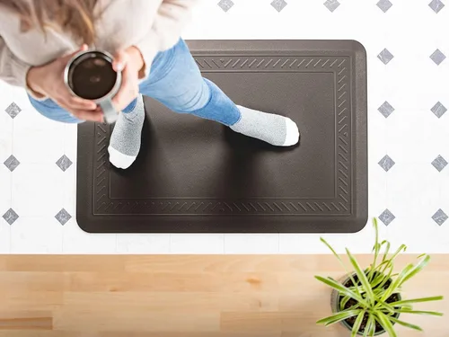 Vista 12 de WeatherTech ComfortMat, 24 x 36 pulgadas Antifatiga Comfort Mat, patrón de fibra de carbono, marrón Beige Bronceado