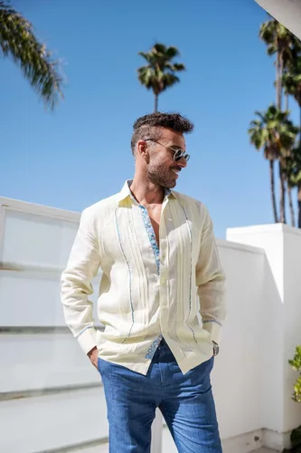 Vista 4 de Mojito - Camisa de manga larga para hombre, 100% lino, diseño de guayabera, con ribete floral en contraste y bordado azul
