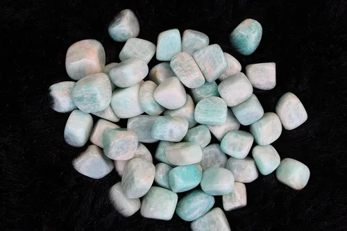 Vista 7 de Jet Amazonite - Piedra rodada de 3.53 oz aprox. de 0.75 a 1 pulgada con bolsa de terciopelo (Amazonita)