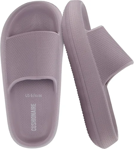 Vista 19 de CUSHIONAIRE Sandalias Feather de EVA para Mujeres – Cómodas Pantuflas Deslizables para Mujeres, Zapatos de Ducha para Interiores y Exteriores Verde