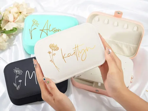 Vista 3 de DayOfShe Joyero de viaje personalizado para regalos de novia, dama de honor, organizador de joyas de cuero personalizado con nombre para propuesta