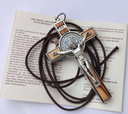 Vista 2 de Collar con colgante cristiano de cruz de crucifijo de metal de madera de olivo de San Benito, 3 pulgadas, Metal Madera, No es una piedra preciosa