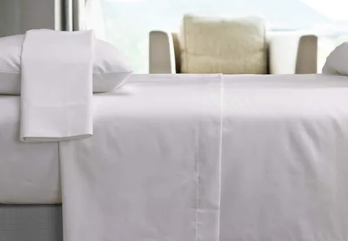 Vista 2 de Courtyard by Marriott Hotel Signature - Juego de sábanas de algodón transpirable de 300 hilos, color blanco, incluye plano, ajustado y 2 fundas