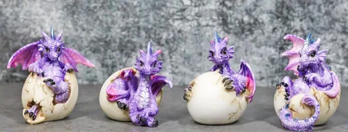 Vista 8 de Ebros Gift Fantasy Flying Beasts Juego de 4 crías de dragón de bebé Spyro púrpura que salen de huevos Figuras decorativas Calabozos y Dragones