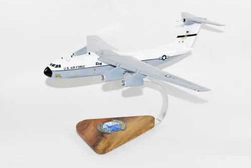Vista 3 de Lockheed Martin® C-141a Starlifter, 438th Maw 30th MAS 66-0133, modelo a escala de caoba de 18