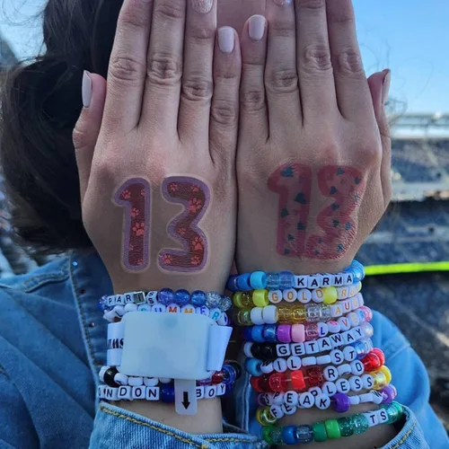 Vista 4 de Calcomanías de tatuaje número 13 que brillan en la oscuridad, paquete de 48 (32 brillantes + 16 regulares), tatuajes temporales impermeables